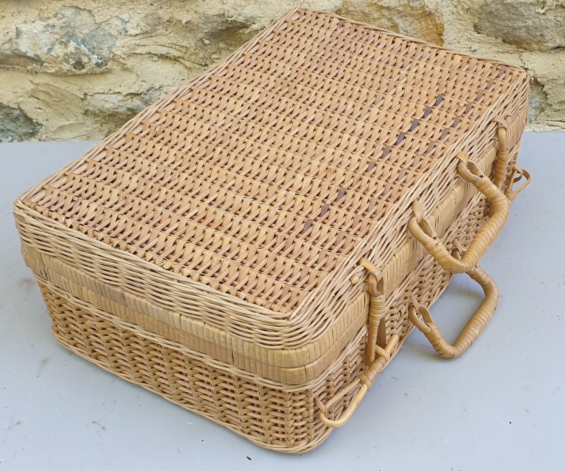 Valise tressée vintage