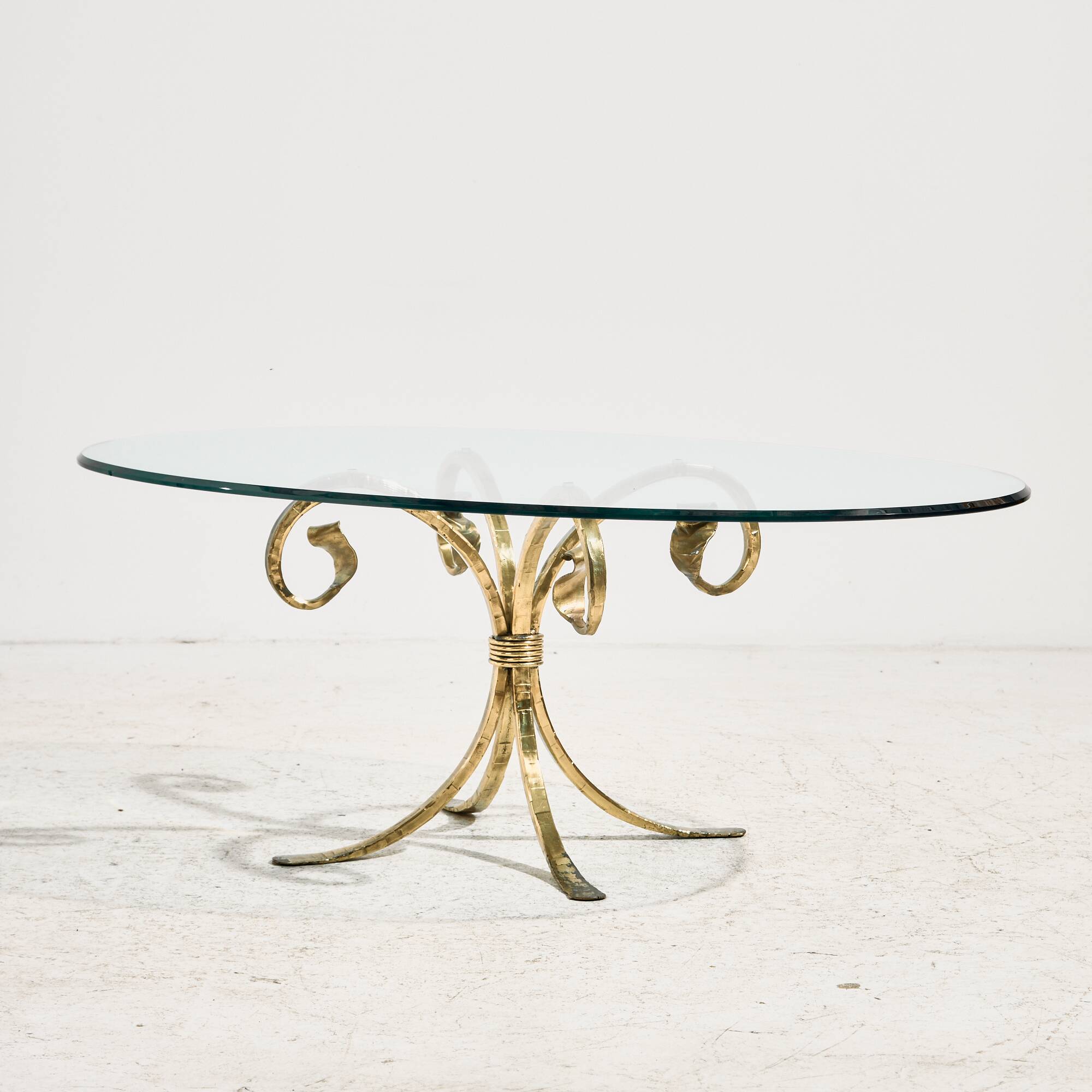 Table basse en laiton et verre