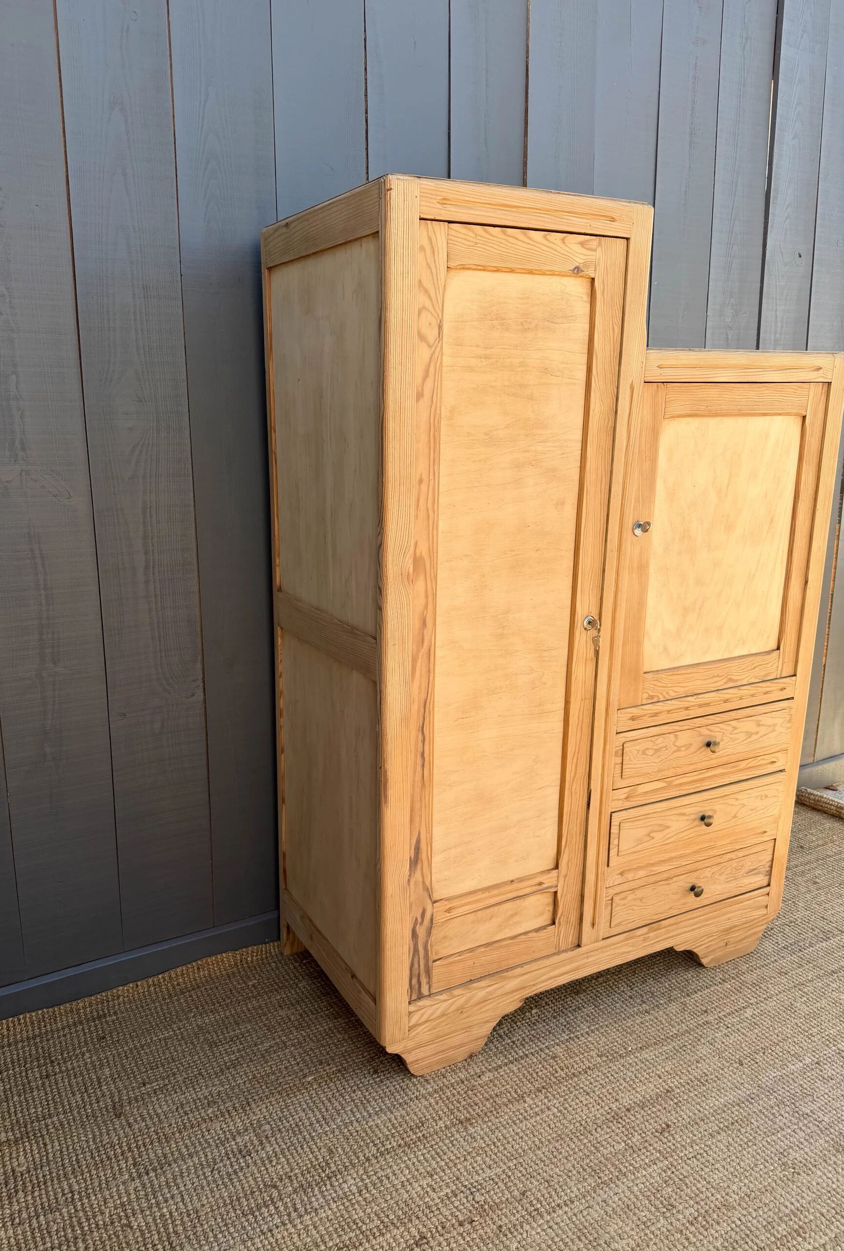 Armoire asymétrique