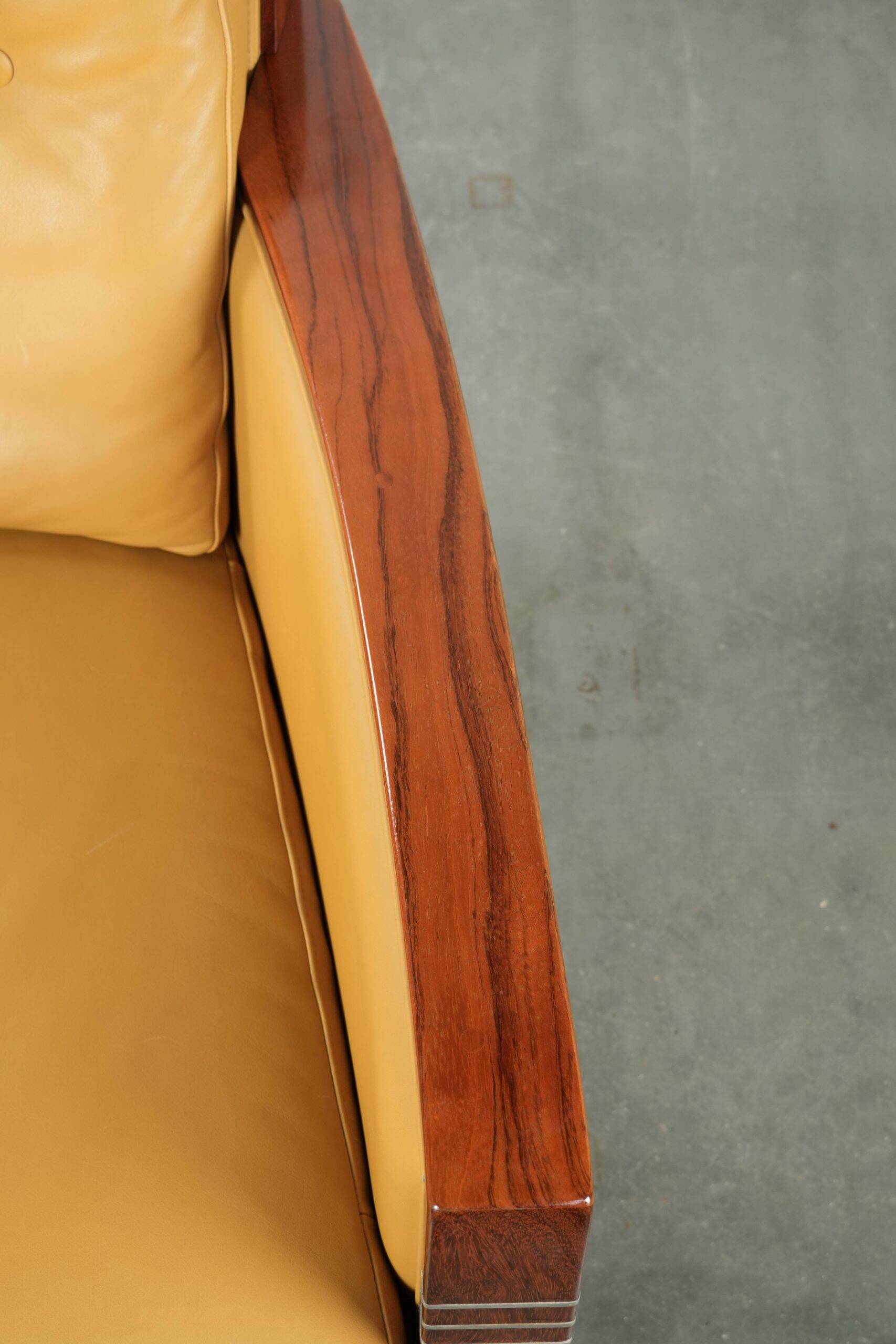 Fauteuil Art Déco jaune de luxe et bien entretenu