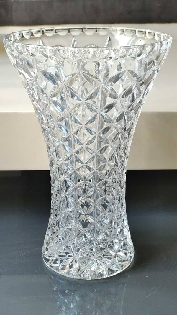 Grand Vase Tulipier en cristal de Bohème taillé. Motifs étoilés/losanges. Haut 26 cm