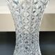 Grand Vase Tulipier en cristal de Bohème taillé. Motifs étoilés/losanges. Haut 26 cm