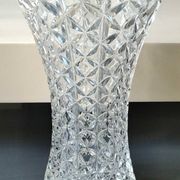 Grand Vase Tulipier en cristal de Bohème taillé. Motifs étoilés/losanges. Haut 26 cm