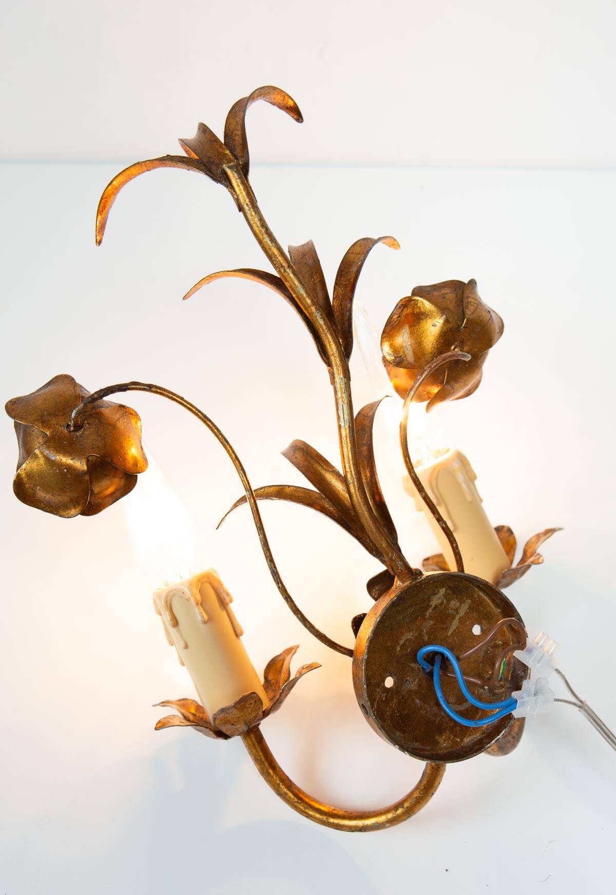 Vintage wall light in gold metal with flower and leaf decoration