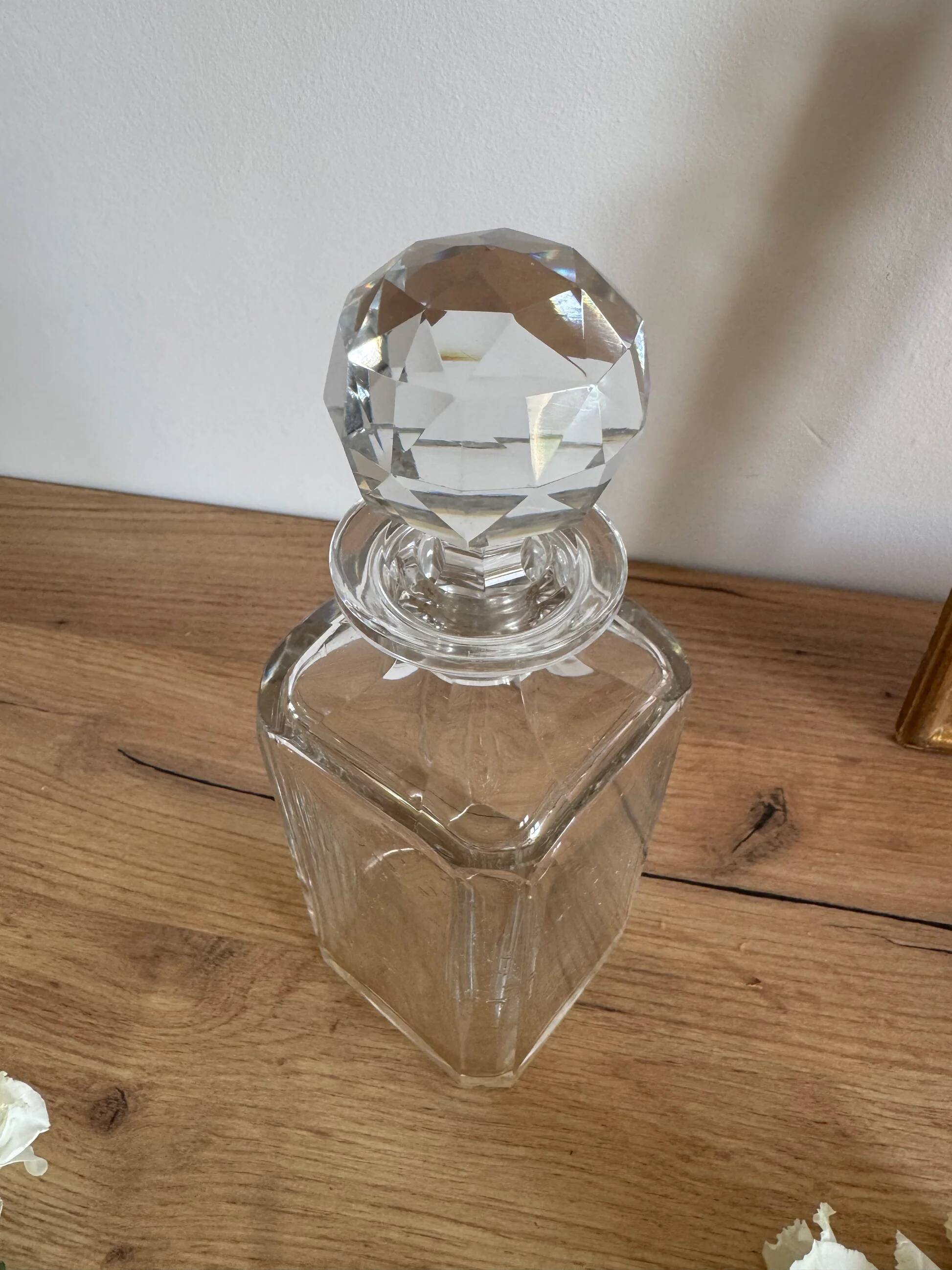 Transparent whisky carafe