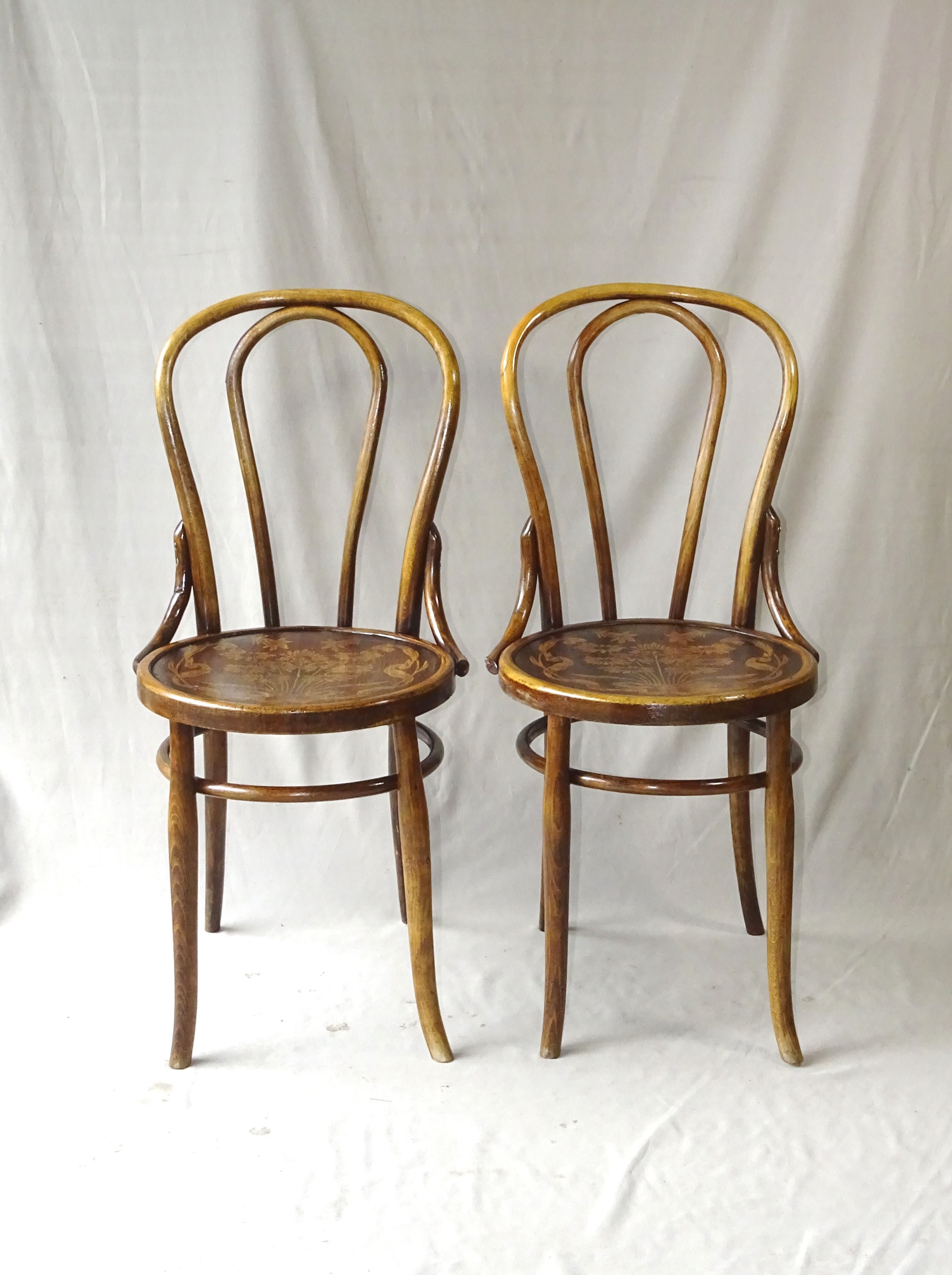 2 bistro chairs sitting wood flowers type 18 Wood- curved