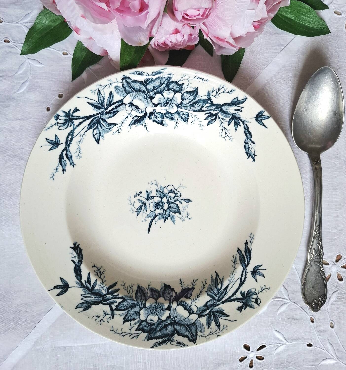 Antique deep plates in ironstone with a soup tureen.