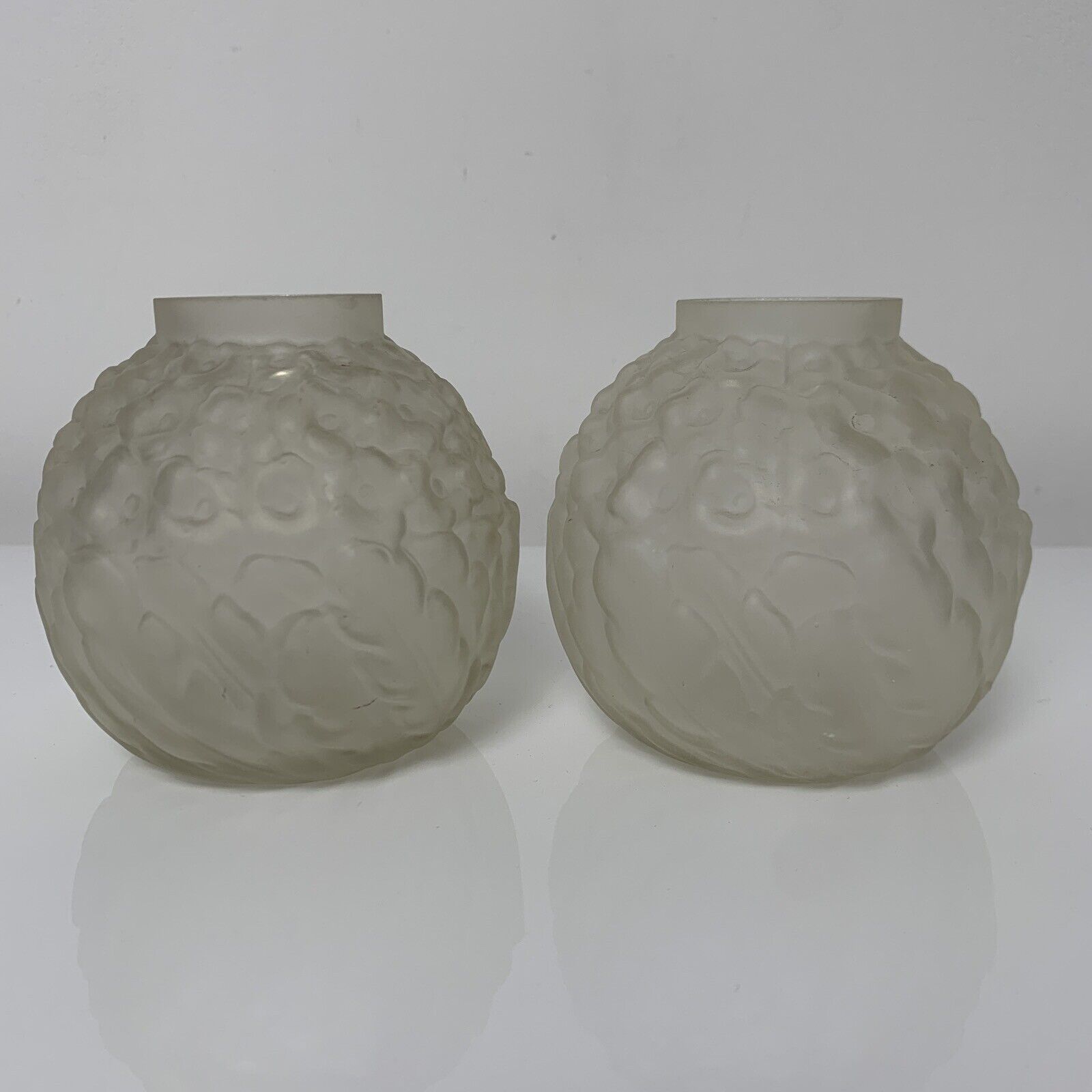 Pair of art deco balls with floral decoration of thoughts