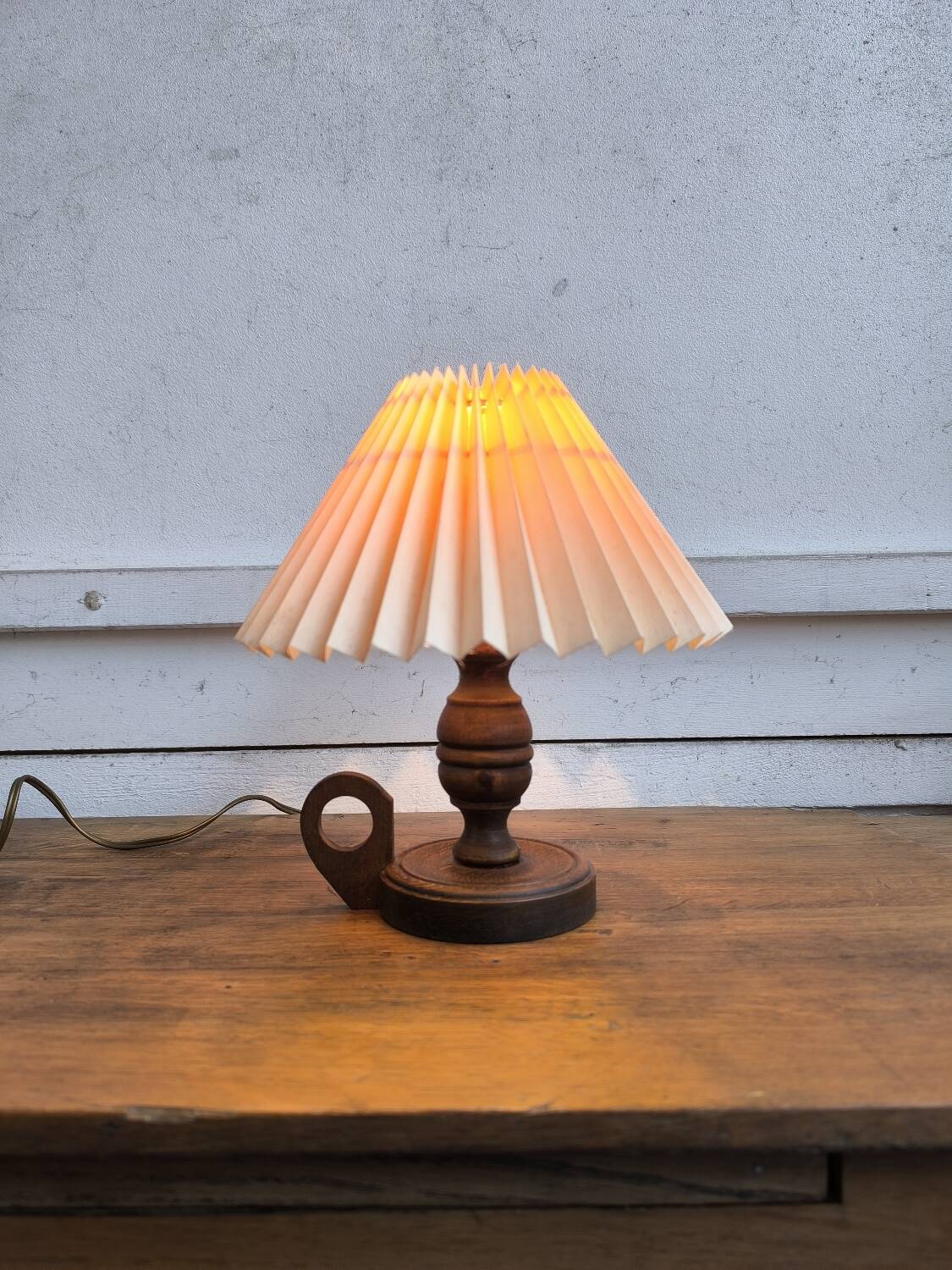 Table lamp in turned wood