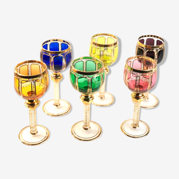 6 verres à vin hauts en cristal de couleurs différentes. Or 24K