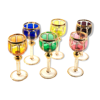 6 verres à vin hauts en cristal de couleurs différentes. Or 24K