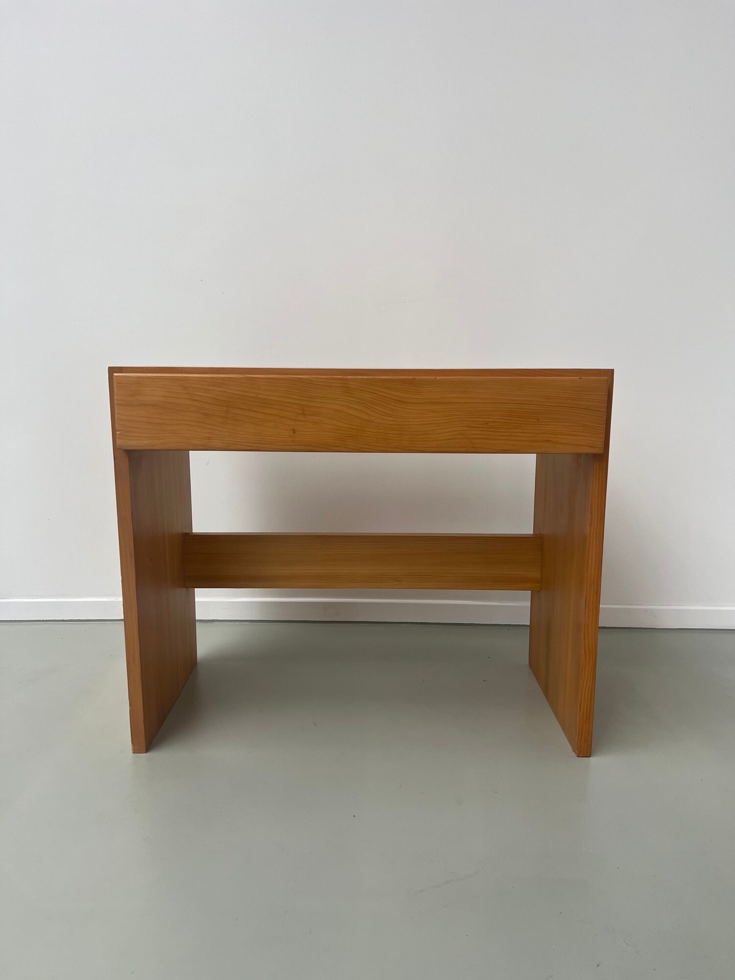 Bureau de Roland Haeusler pour Maison Regain, en pin Circa 1970