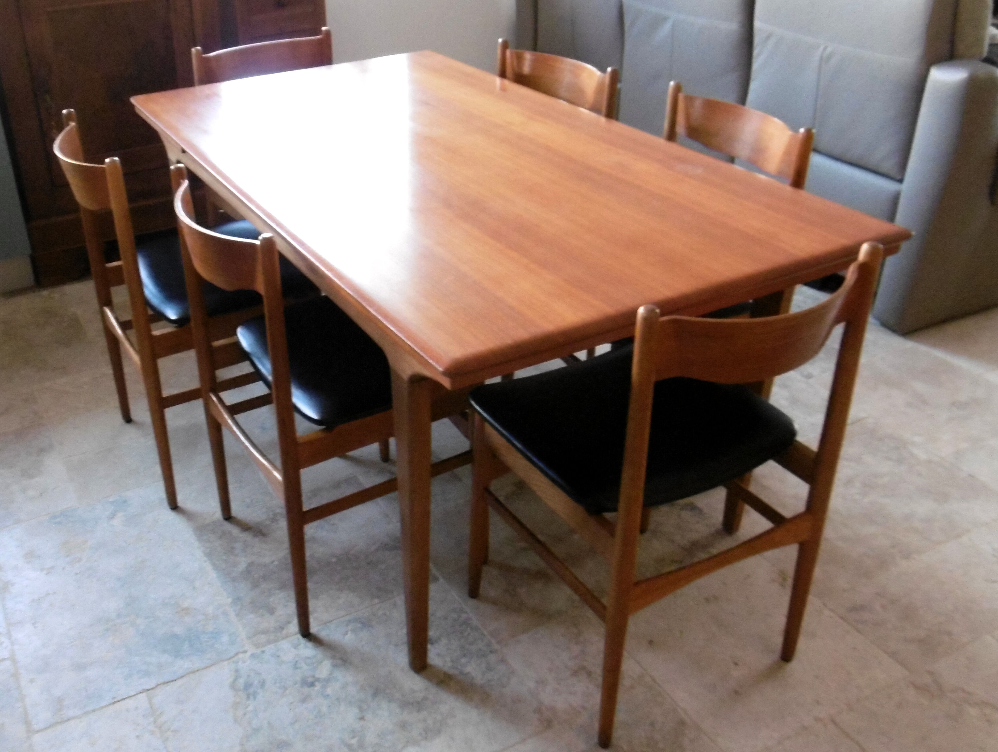 Table avec deux allonges et ses 6 chaises scandinave en teck des années 1970