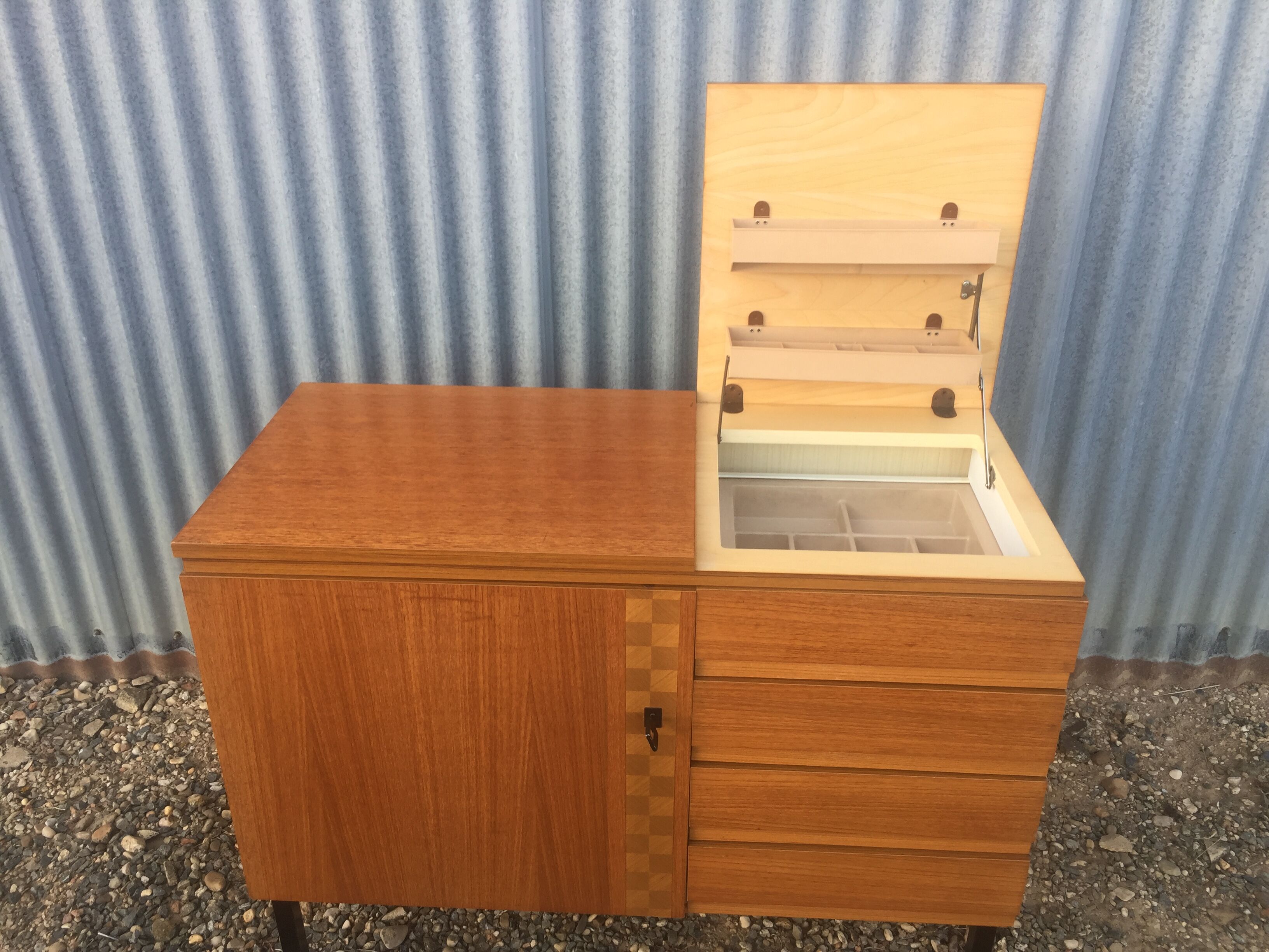 Commode et ancien meuble à couture vintage