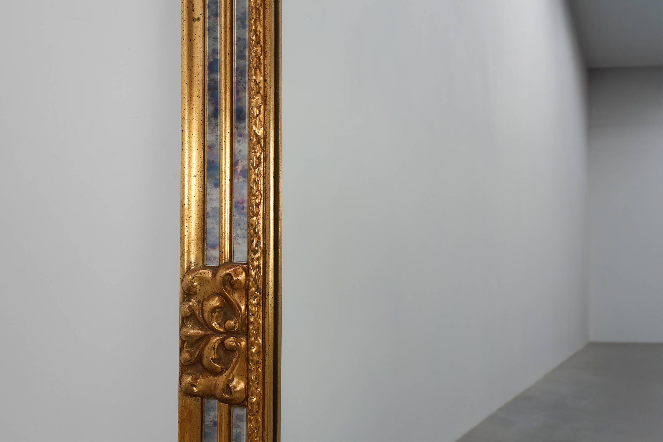 Miroir de style baroque du 20e siècle par Deknudt en résine dorée, Belgique