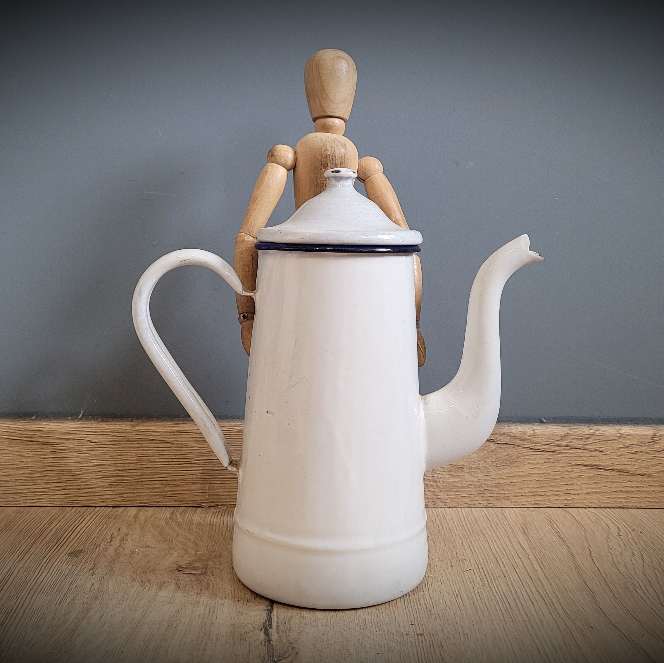White enamelled coffee maker