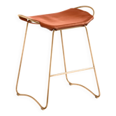 Tabouret de comptoir de cuisine contemporain en métal laiton vieilli et cuir naturel tan.