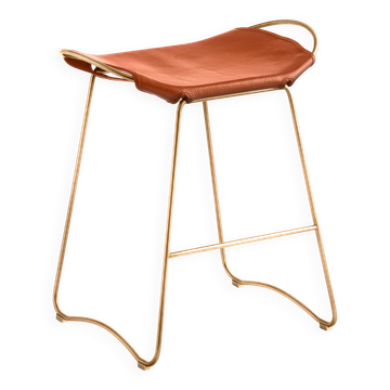 Tabouret de comptoir de cuisine contemporain en métal laiton vieilli et cuir naturel tan.