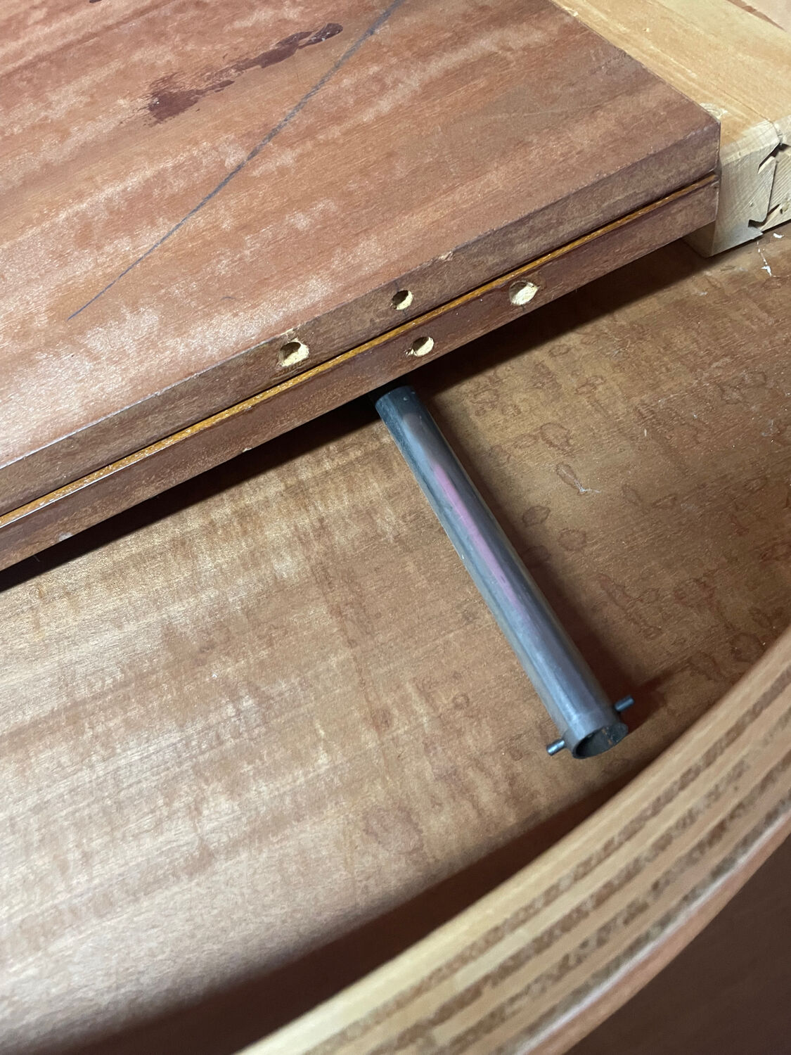 Round extendable dining table in wood, 1960