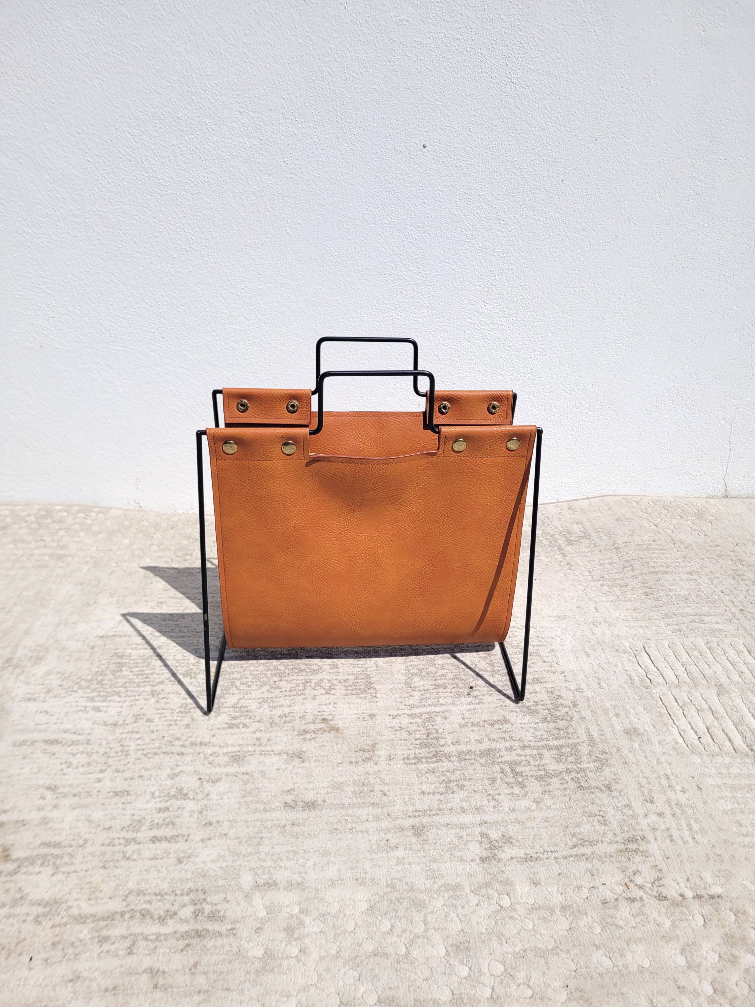 Magazine rack in tan leather and black metal