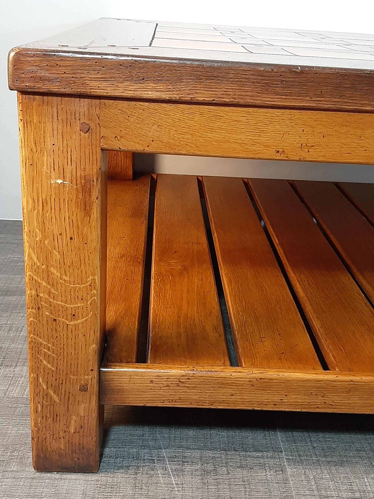 Table basse danoise en chêne début XXème siècle plateau à damier