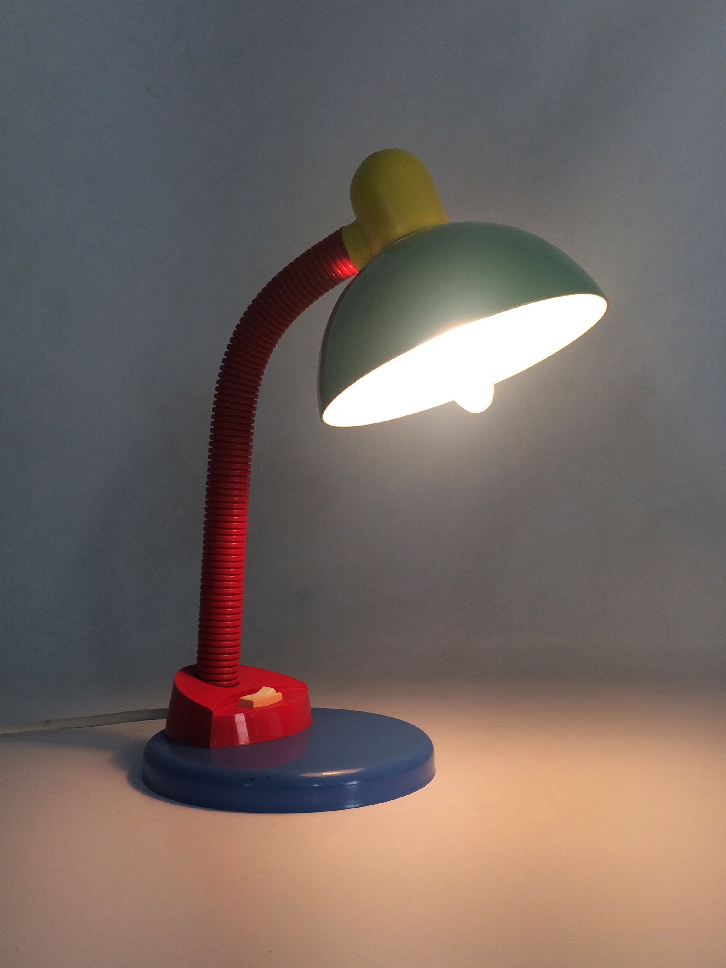 Lampe Aluminor flexible style Memphis en métal et plastique.Année 80