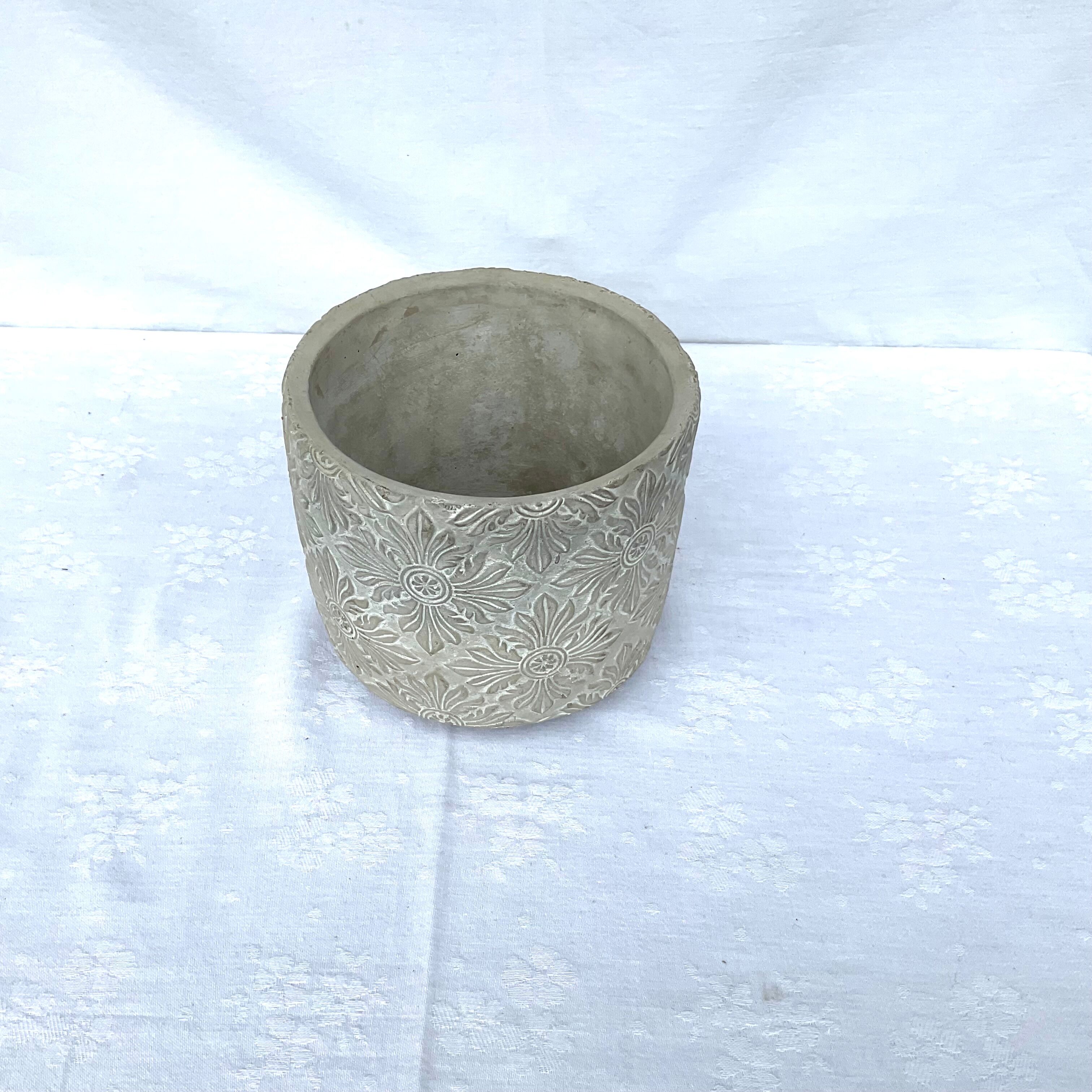 Cache-pot gray decoration in relief