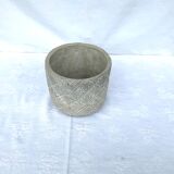 Cache-pot gris décor en relief
