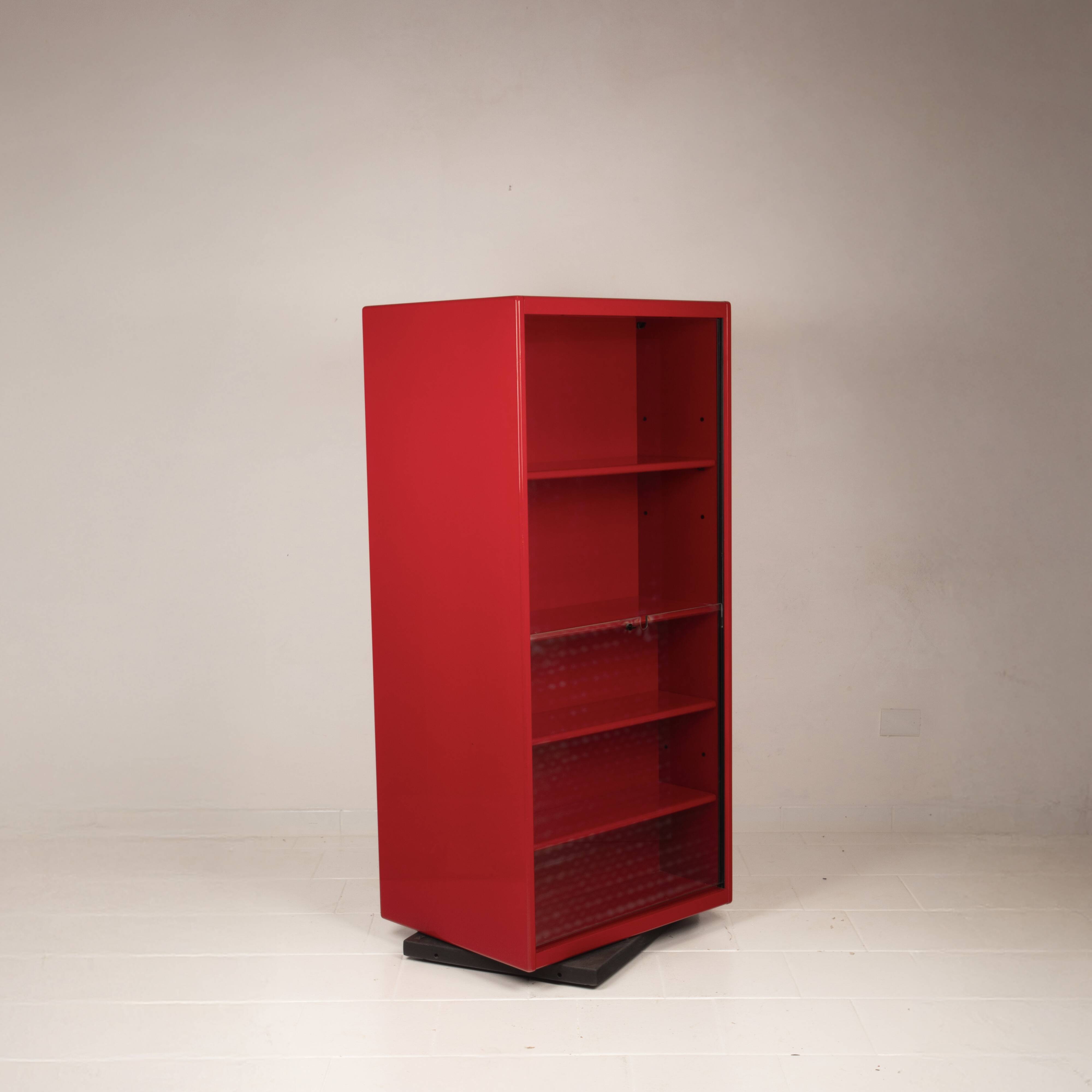Double-face rotating display cabinet in red lacquer by Arflex, 1980s
