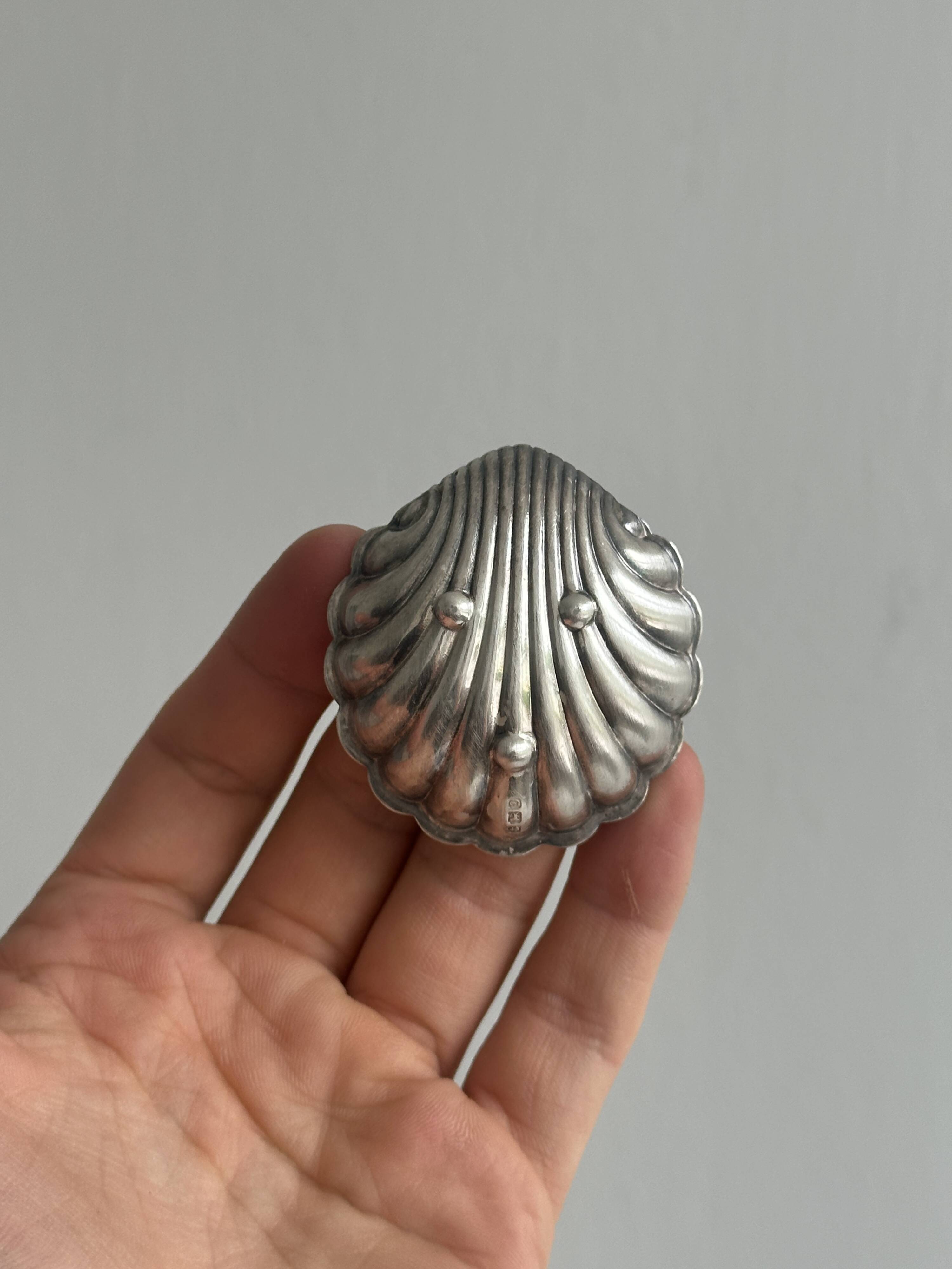 2 light metal shell cups