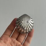 2 light metal shell cups