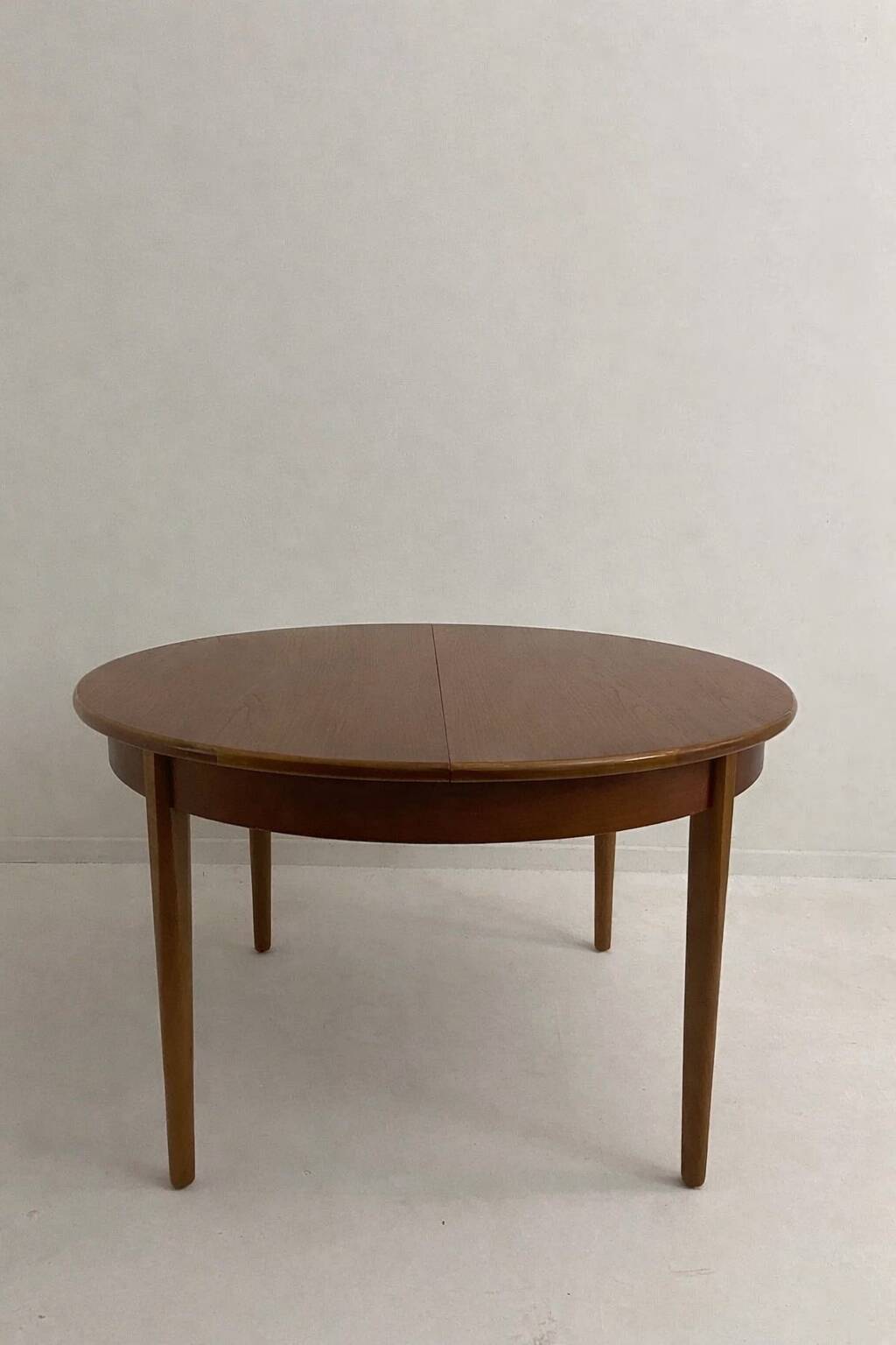Vintage extendable table by Jentique