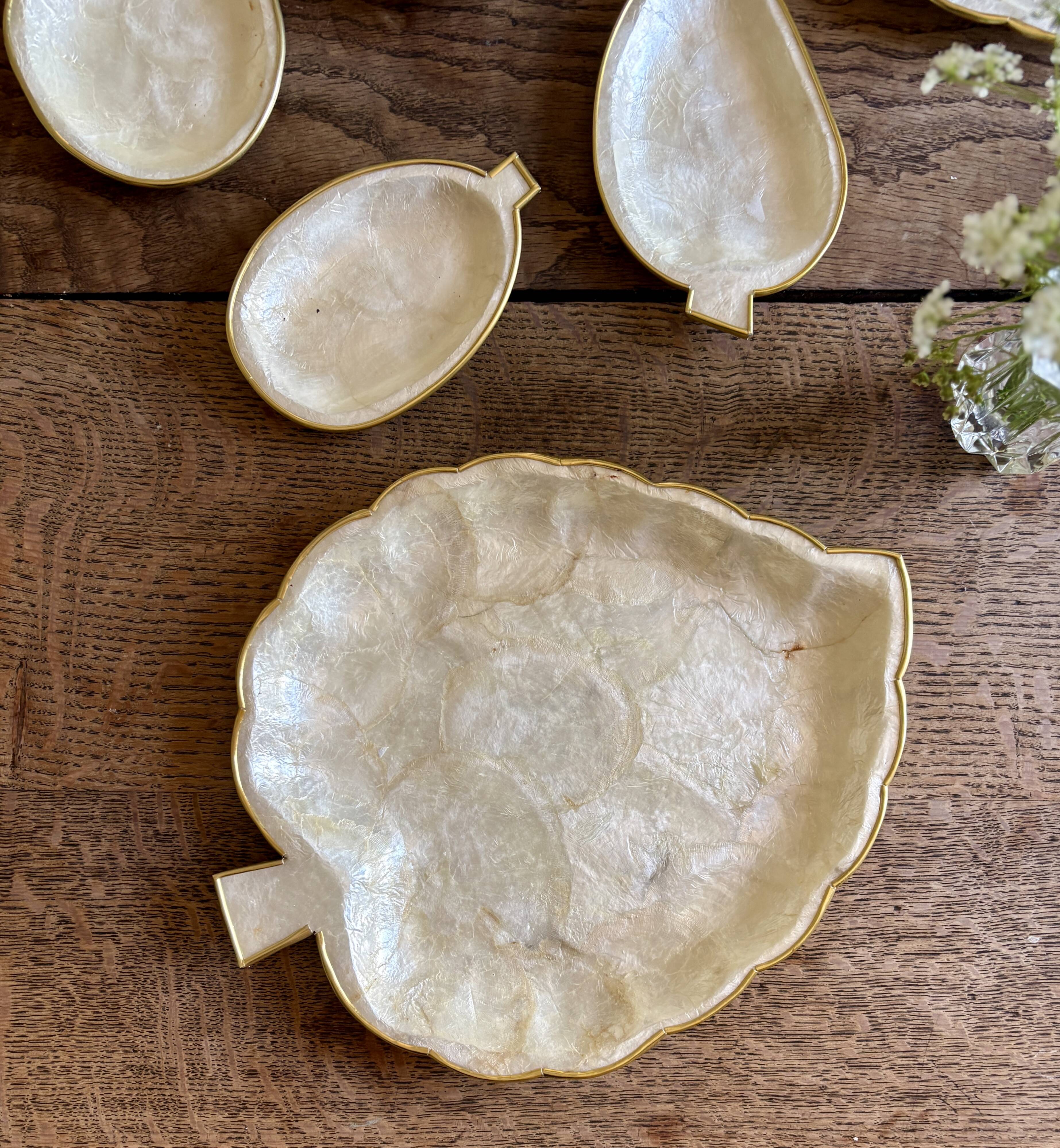 Lot de plats vintage en nacre et laiton