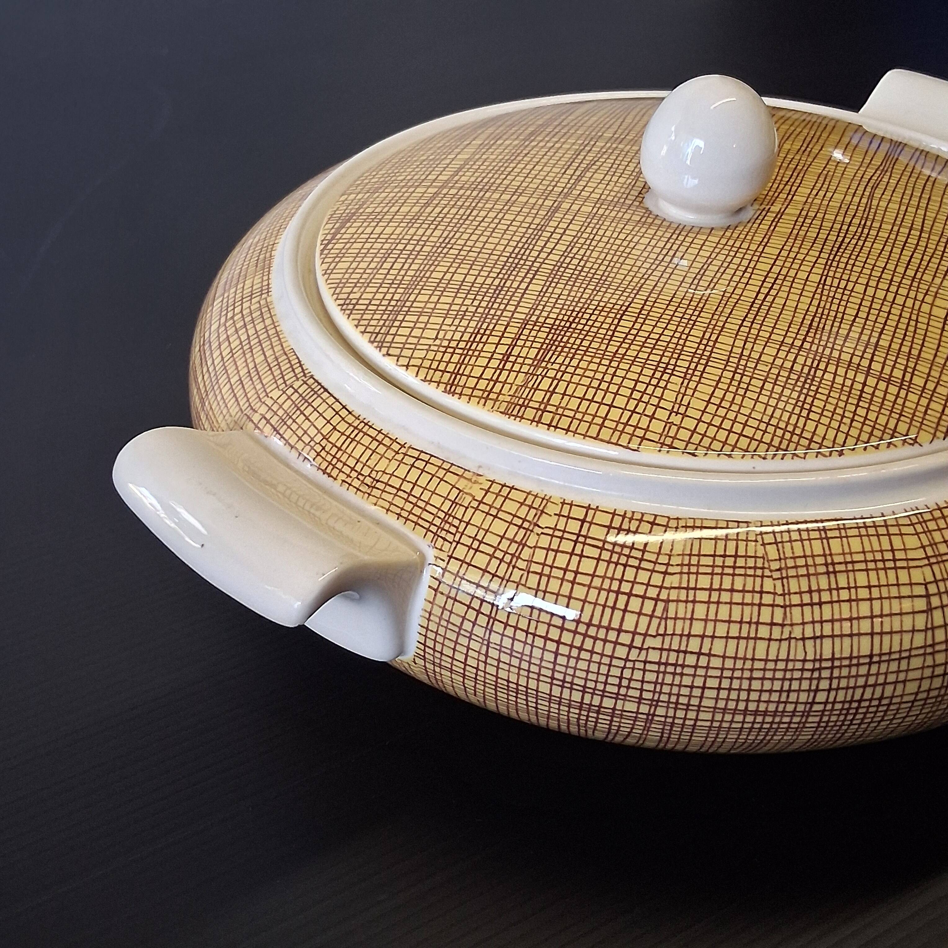 Very beautiful old soup tureen from Villeroy & Boch in very good condition.