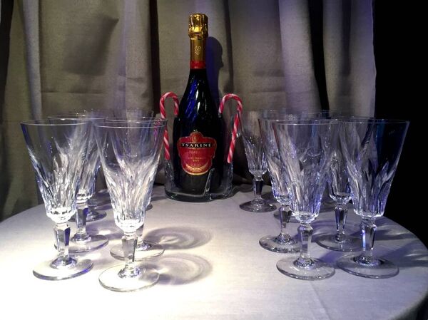 Suite de 16 flûtes à champagne en cristal Baccarat modèle Carcassonne