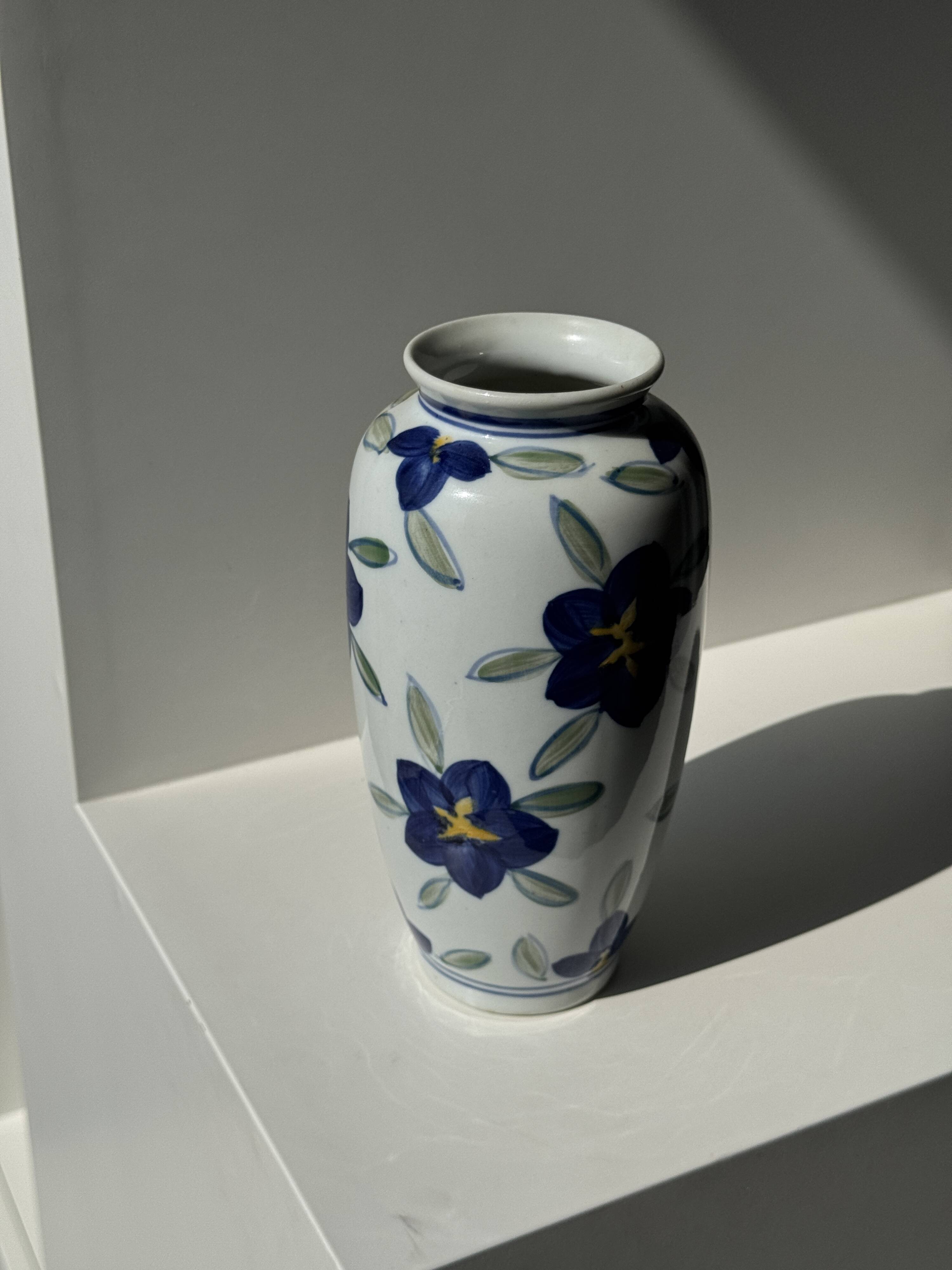 Vase white background stylized blue, yellow and green flowers H24.5 D12