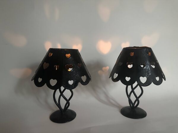 Paire de photophores en fer noir ajouré à motif de cœurs, style romantique
