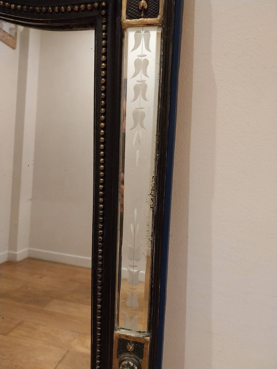 Mirror with glazing beads from the Napoleon III period