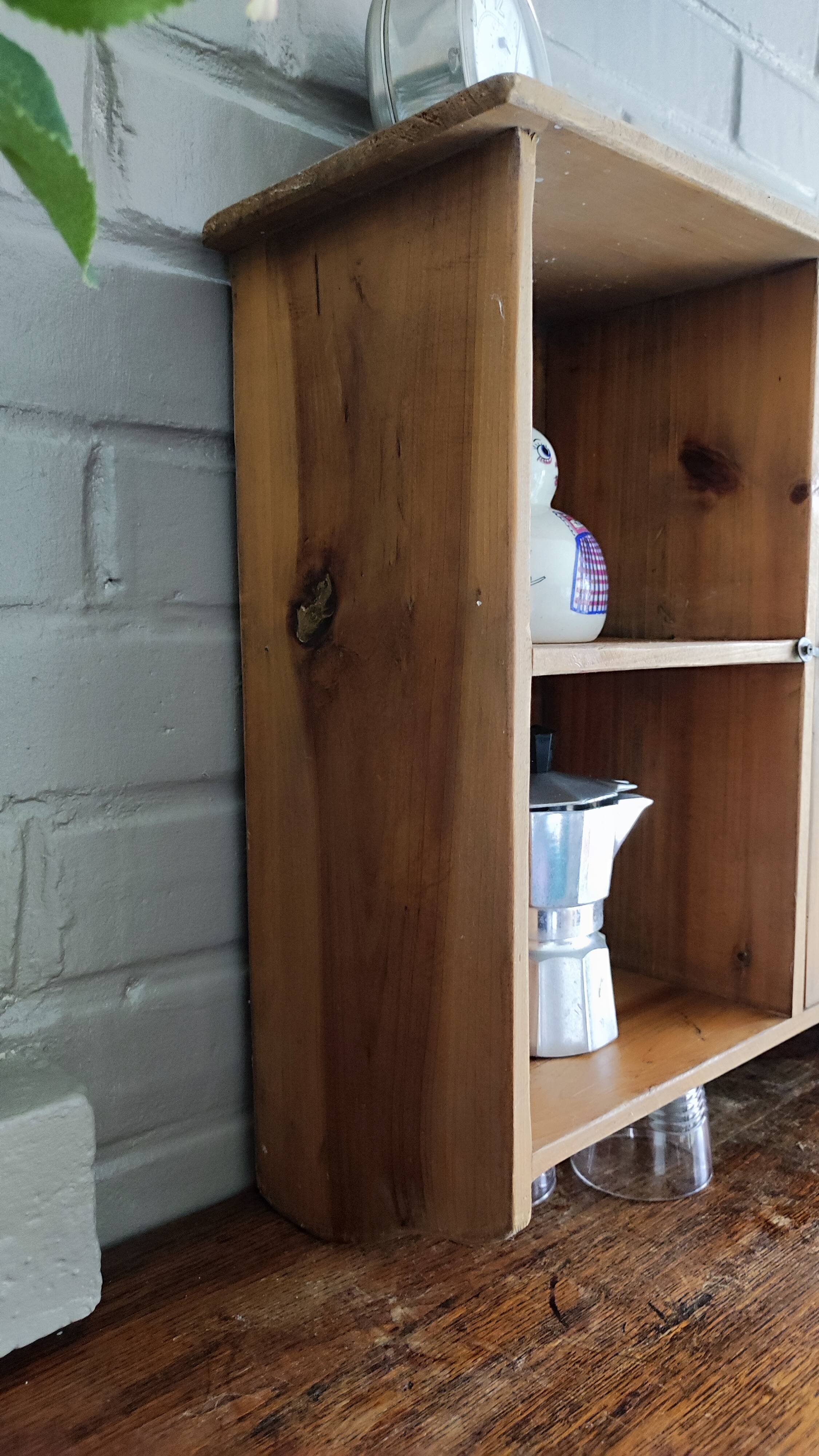 Old French pantry, wall-mounted in wood and lattice.