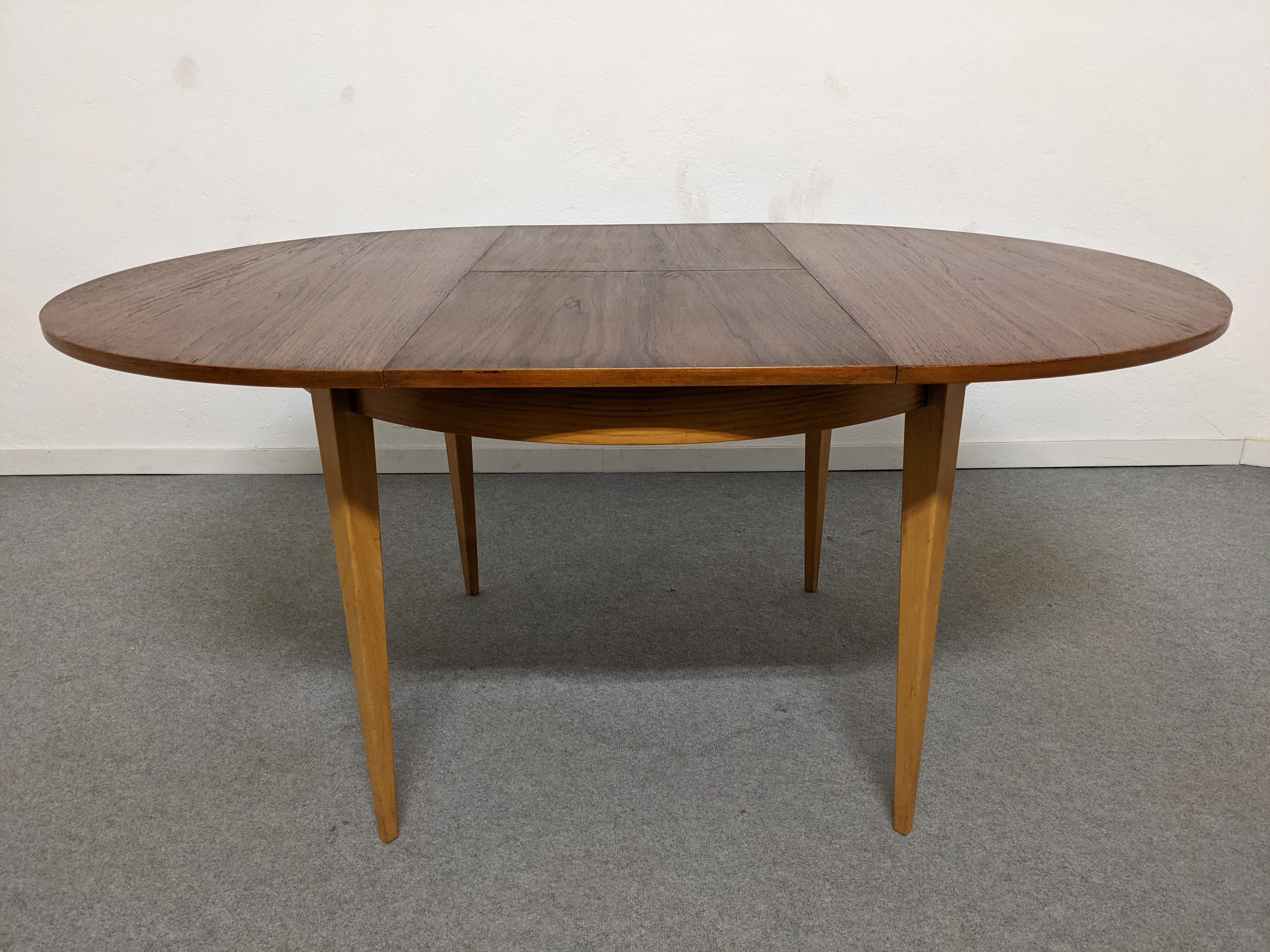 Vintage round table extended by the 50s/60s