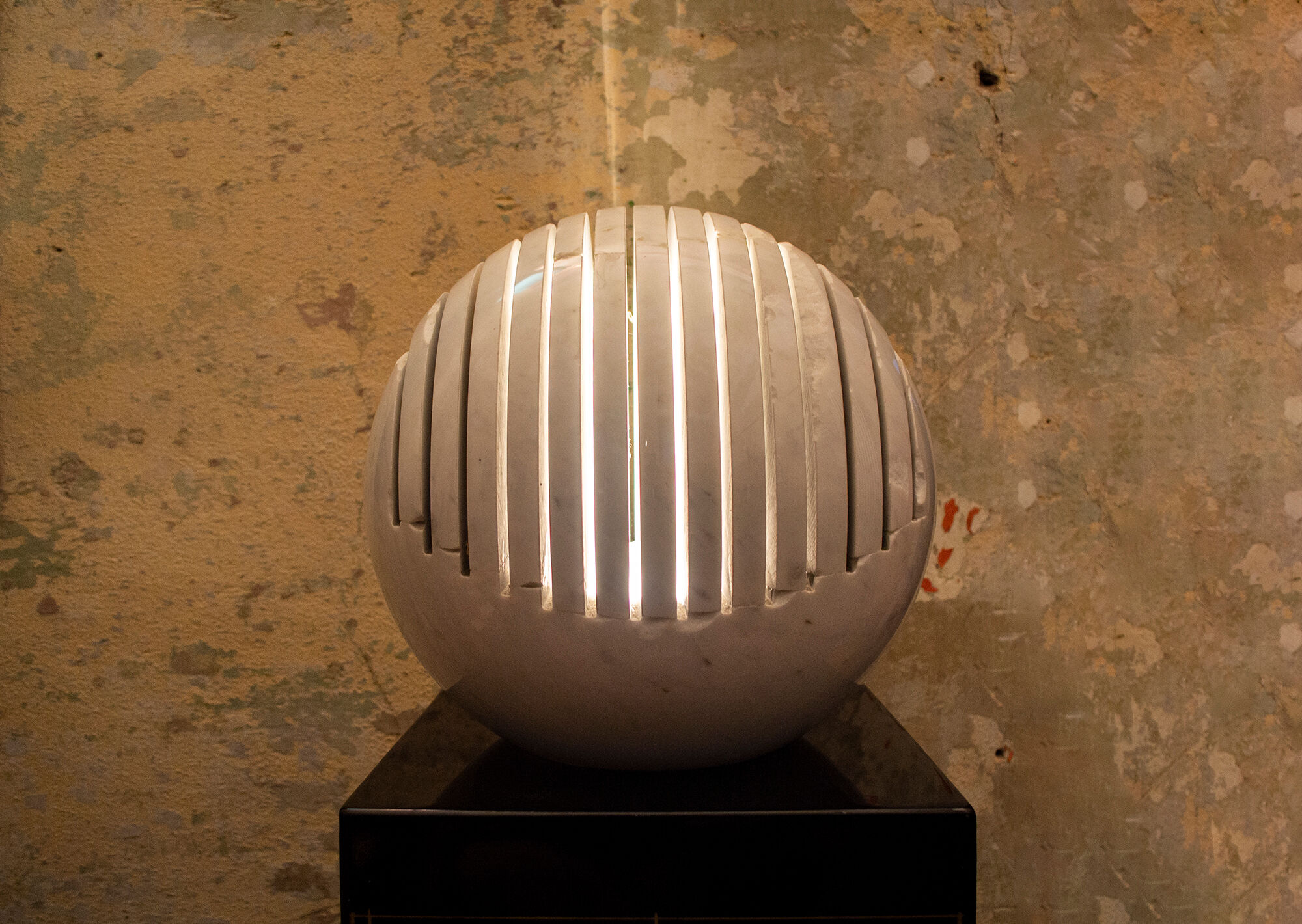 Lamp-sculpture produces the sound harp Model Harp by Alfredo Pizzo Greco for Zanotta Anni'70