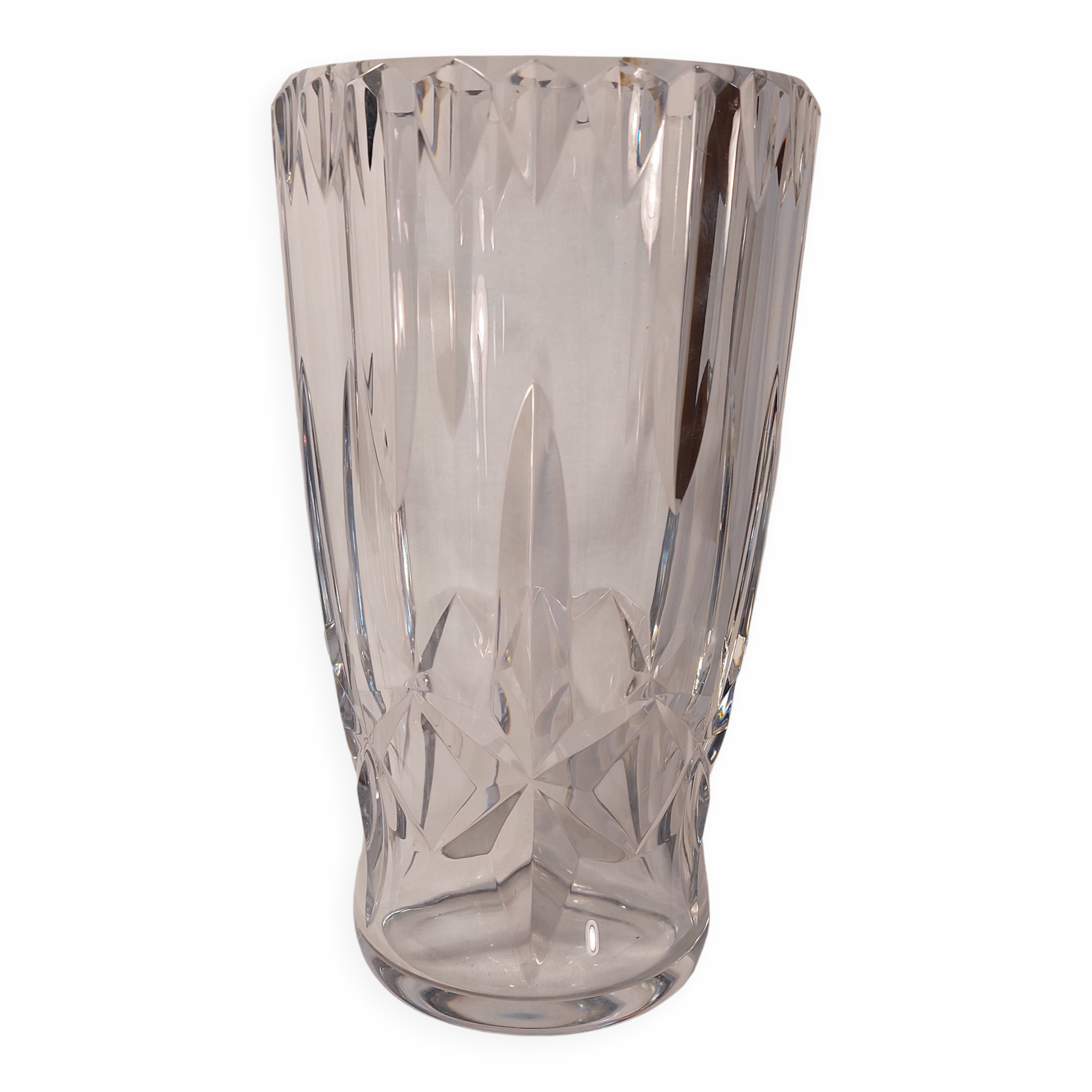 Baccarat crystal vase with chiseled motifs