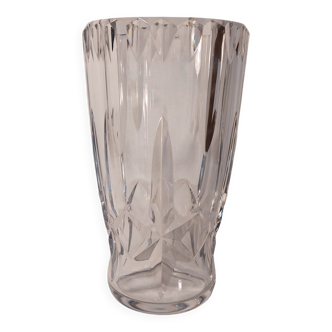 Vase en cristal de Baccarat à motifs ciselés