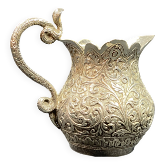 Pot à lait en argent massif richement ciselé anse au cobra