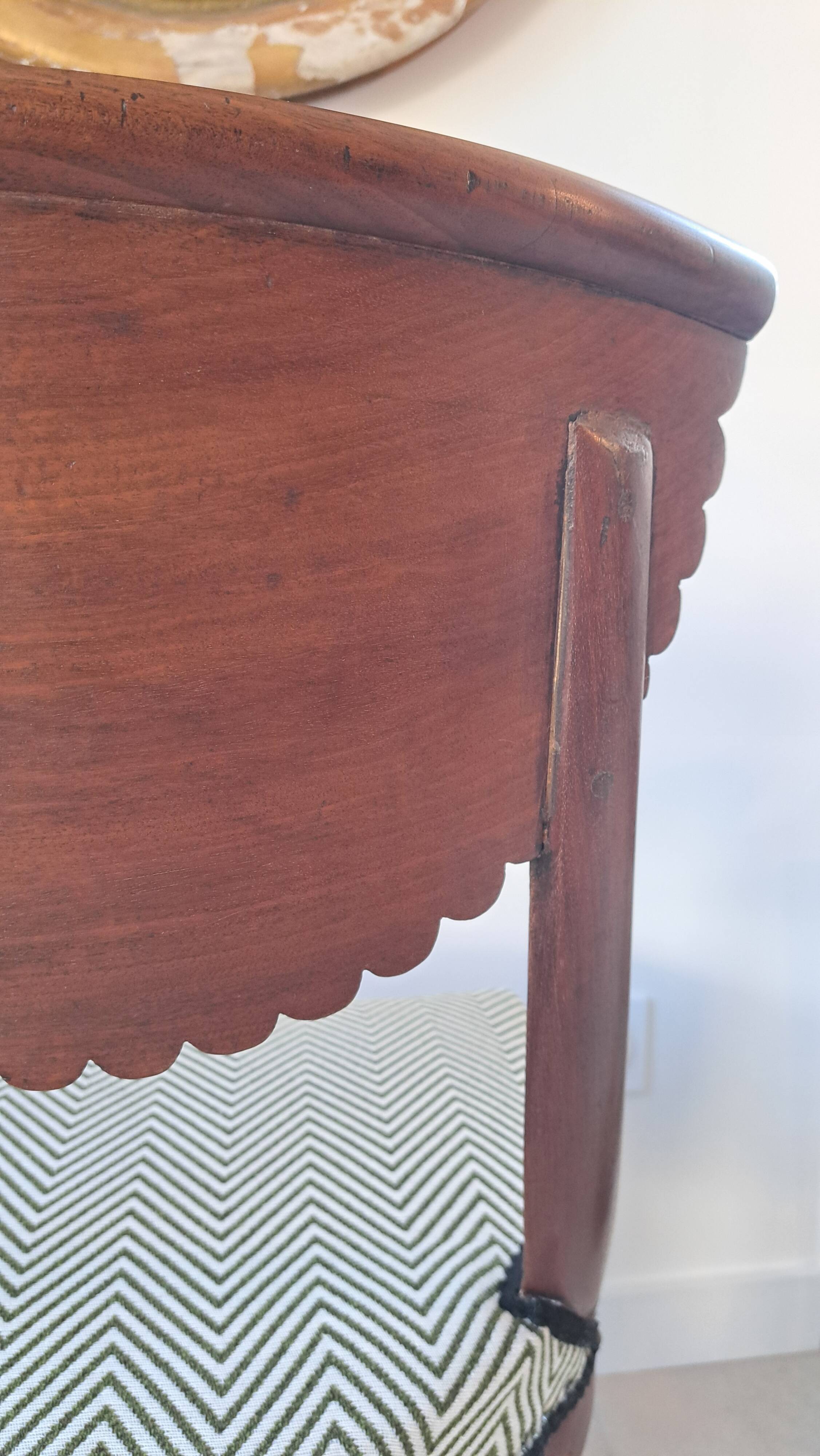 Pair of mahogany gondola chairs – Empire style – 20th century, restored