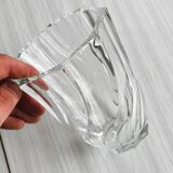 Vase en verre torsadé transparent