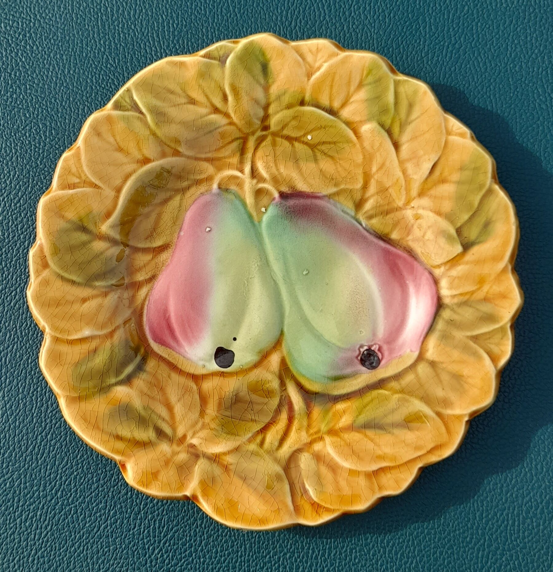 Set of 3 plates dessert barbotine, Sarreguemines, around 1900