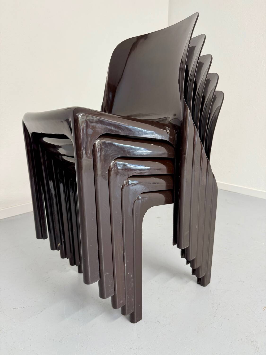 Set of 5 Selene plastic chairs designed by Vico Magistretti Artemide