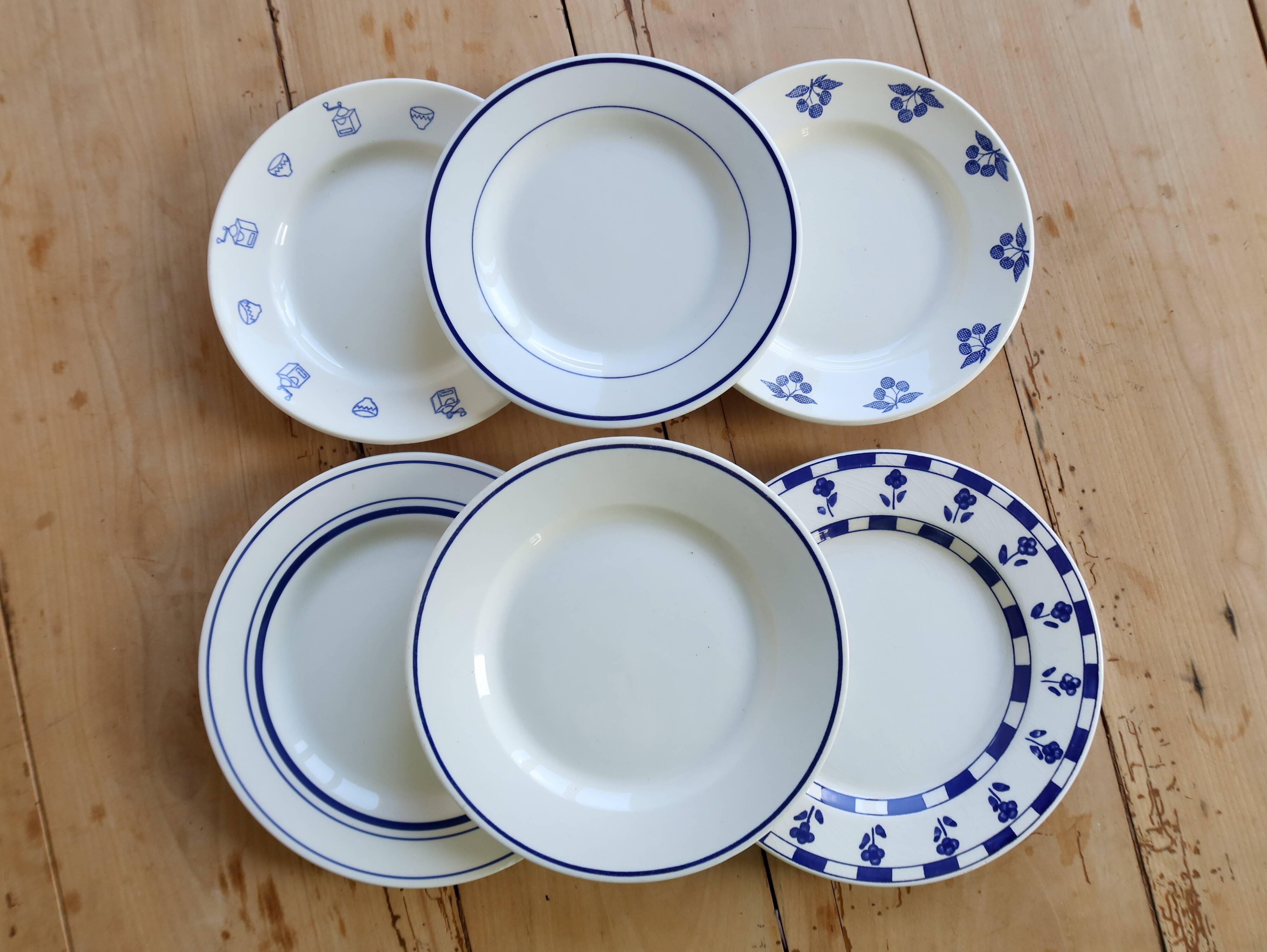 6 mismatched vintage dessert plates in white and blue porcelain – Lo
