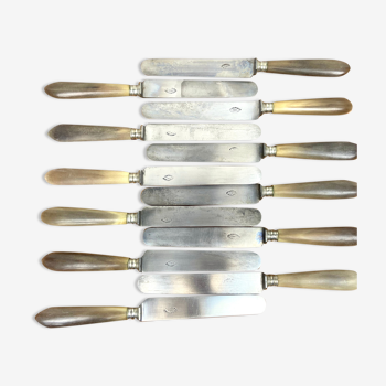 Service de 12 couteaux de table manche en corne blonde